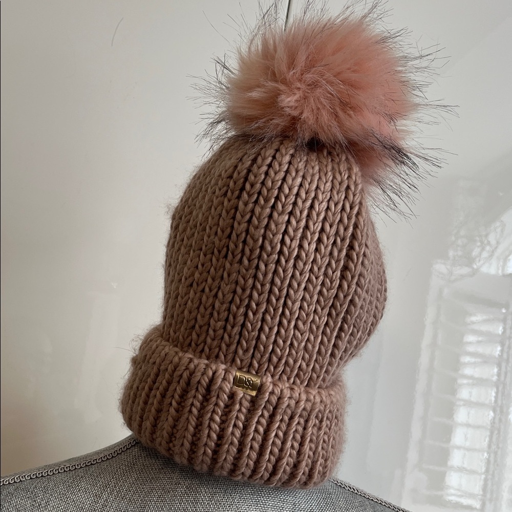 NWOT DAVID AND YOUNG Cozy Blush Pink Knit Hat Faux Fur Pom Pom Gold Label